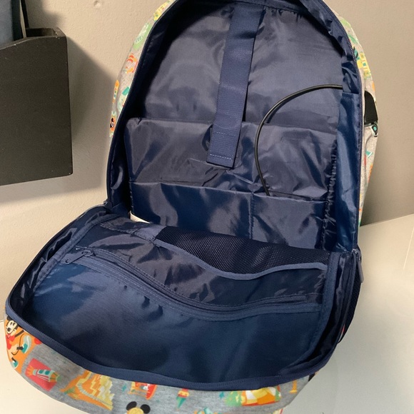 Like new Disneyland tech backpack - Picture 4 of 4